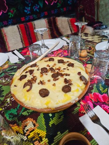a pizza sitting on top of a table at Pensiunea Codrea - Wagner in Lazu Baciului