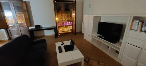 een woonkamer met een flatscreen-tv en een bank bij Casa Santa Lucia in Cosenza