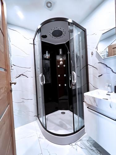 La salle de bains est pourvue d'un lavabo et d'un miroir. dans l'établissement Cozy Retreat Apartment, à Ventspils