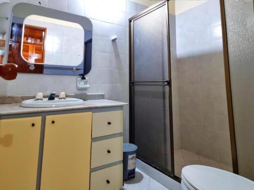 y baño con lavabo, ducha y aseo. en HOSTAL - Casa Rionegro -10 min del aeropuerto, en Rionegro