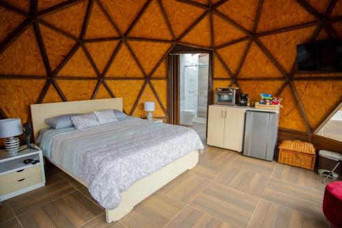 sypialnia z łóżkiem w jurcie w obiekcie Glamping Monteverde San gil w mieście San Gil