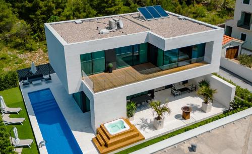 Bazén v ubytování 5-Star Villa Calma II with Heated Pool & Jacuzzi Oasis nebo v jeho okolí