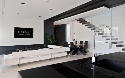 Posezení v ubytování 5-Star Villa Calma II with Heated Pool & Jacuzzi Oasis