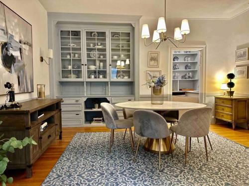 comedor con mesa y sillas en Large Elegant Home Walk to BROWN RISD, en Providence