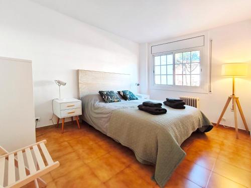 - une chambre avec un lit et une fenêtre dans l'établissement Casa con vistas al mar en Premià de Dalt Barcelona, à Premia de Dalt
