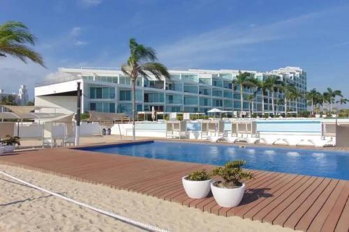 Der Swimmingpool an oder in der Nähe von Aria Ocean-New Fully equipped Apt Exclusive Zone