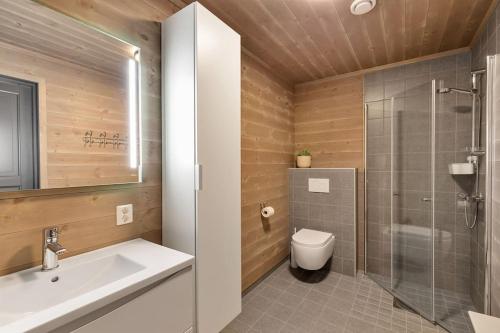Un baño con inodoro, lavabo y ducha. en Leilighet - Panorama view - Sogndal Skisenter Hodlekve, en Sogndal