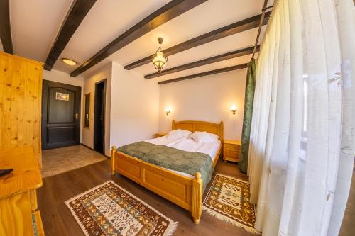 a bedroom with a bed in a room at Poiana Soarelui in Moieciu de Sus