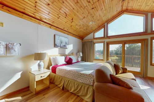a bedroom with a bed and a couch at Tigers Den - Upper in Arkdale