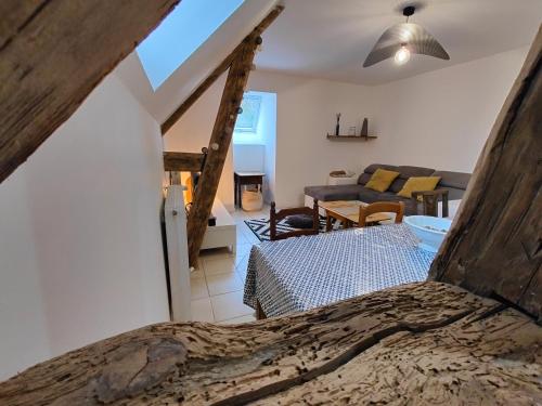 Zimmer mit einem Bett und einem Wohnzimmer in der Unterkunft Appartement au coeur de la Suisse normande in Thury-Harcourt