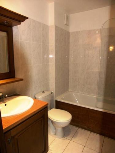 une salle de bain avec un lavabo, des toilettes et une baignoire dans l'établissement Chalet D'orcieres - 2 Pièces duplex 7/8 personnes MAE-2772, à Orcières