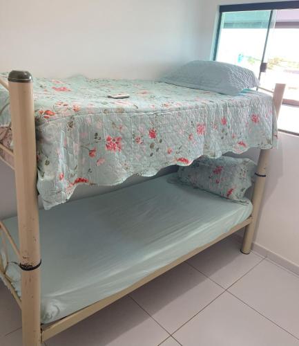 a bunk bed in a room with a bed frame at Varanda Gourmet Diversão Pet Praia do Francês in Praia do Frances