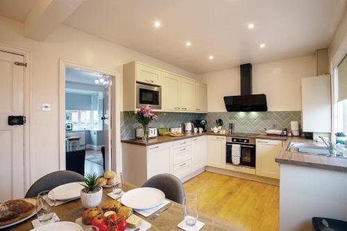 una cocina con una mesa con comida. en Stylish and cosy cottage in the heart of Yorkshire en Leeds