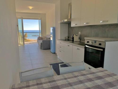 uma cozinha com vista para o oceano em [10 min. da Sanremo] Appartamento Vista Mare em Taggia