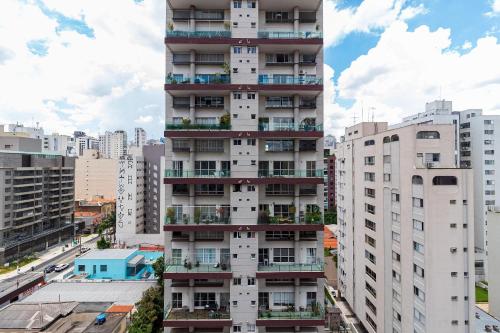 um edifício alto com varandas numa cidade em LFlats no Hotel Stella Vega (EX-Mercury Ibirapuera) em São Paulo