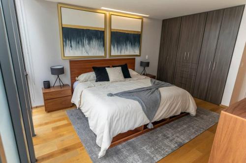 1 dormitorio con 1 cama grande y suelo de madera en Luxury Apartment in La Condesa!, en Ciudad de México