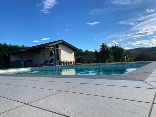 una piscina frente a una casa en Maison basque piscine spa 