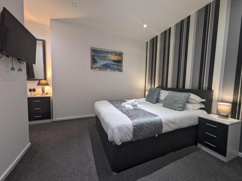 Un dormitorio con una cama con un osito de peluche. en Hotel 33, en Blackpool