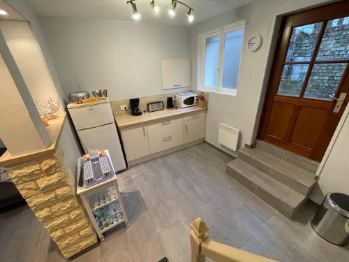 Il comprend une petite cuisine équipée d'un réfrigérateur. dans l'établissement LE ZEPHYR maison de pecheur Etretat, à Étretat