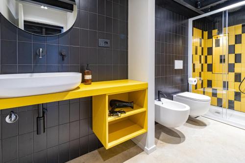 a bathroom with a sink and a toilet at Loft Deluxe centralissimo-Antica Vetreria in San Benedetto del Tronto