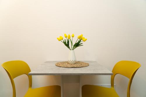 安科納的住宿－A casa di Serena，一张桌子,上面有黄色花瓶