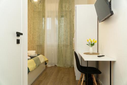 安科納的住宿－A casa di Serena，一间卧室配有书桌、一张床和一张桌子