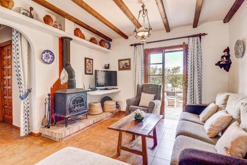 Charming villa with a fabulous garden in Pollensa by Renthousing
