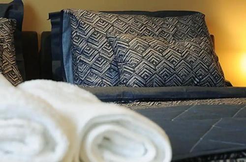 uma cama com uma almofada preta e branca em Central House em Shillelagh