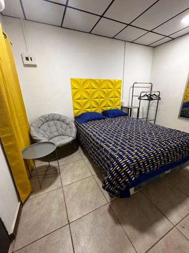 een slaapkamer met een bed, een tafel en een stoel bij Casa Mia in San Miguel