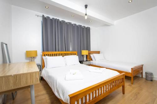 Postel nebo postele na pokoji v ubytování Modern and Luxury House for 8