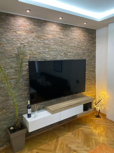 Телевизор и/или развлекательный центр в Regal Comfort Apartment
