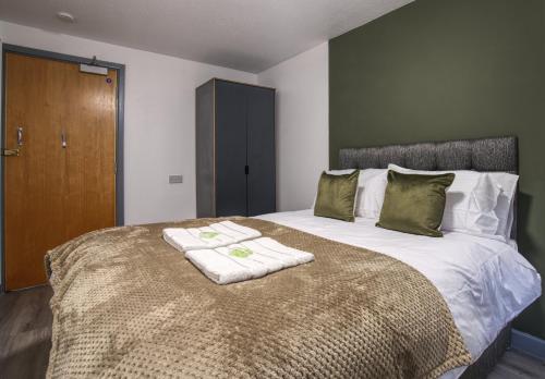 a bedroom with a large bed with towels on it at #82 Phoenix Court By DerBnB, Modern 1 Bedroom Apartment, Wi-Fi, Netflix & Within Walking Distance Of The City Centre in Sheffield
