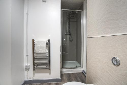 baño con ducha y puerta de cristal en #82 Phoenix Court By DerBnB, Modern 1 Bedroom Apartment, Wi-Fi, Netflix & Within Walking Distance Of The City Centre, en Sheffield