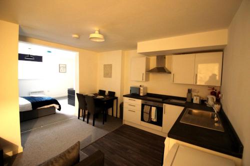 cocina y sala de estar con cama y mesa en Convenience & Comfort - 1Bed Apt in Heywood en Heywood