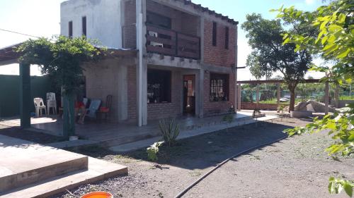 un pequeño edificio de ladrillo con mesa y sillas en Casa de campo El Ceibal en Salta