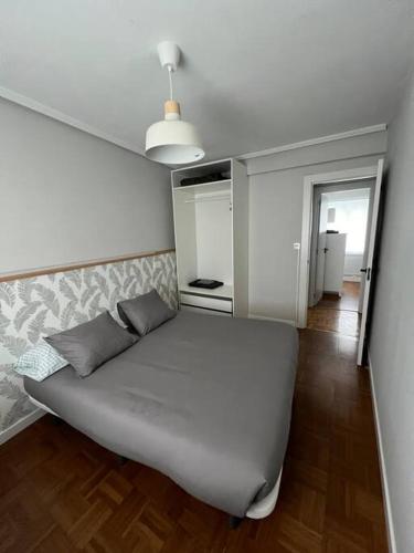 een kamer met een bank met twee kussens erop bij Piso acogedor cerca del centro. in Burgos