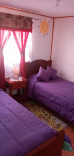 sypialnia z 2 łóżkami, stołem i oknem w obiekcie Cabañas paraíso el Yacal w mieście El Bolsico