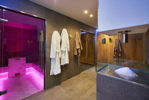 ein Bad mit einer ebenerdigen Dusche und einer Glastür in der Unterkunft Loft experience Amore & Psyche a Carobais 7 in Roncola