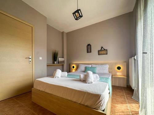 Кровать или кровати в номере MyseA VillasNikiti