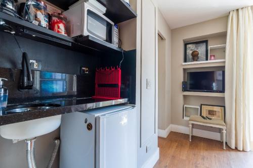 a kitchen with a sink and a counter top at LFlats no Hotel Stella Vega (EX-Mercury Ibirapuera) in Sao Paulo