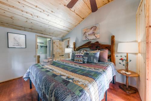 - une chambre avec un lit et un plafond en bois dans l'établissement Happy Home, à Ruidoso