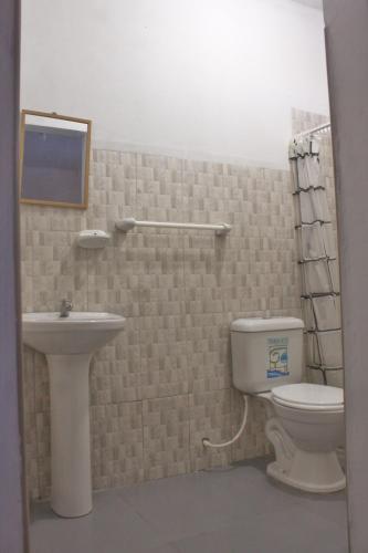 a bathroom with a toilet and a sink at Casa Albina in Yurimaguas