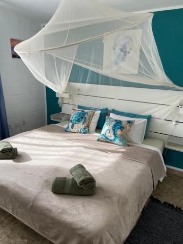 Una cama con dos toallas encima. en Villa Tiki Apartment Audrey, en Playa de Jandía