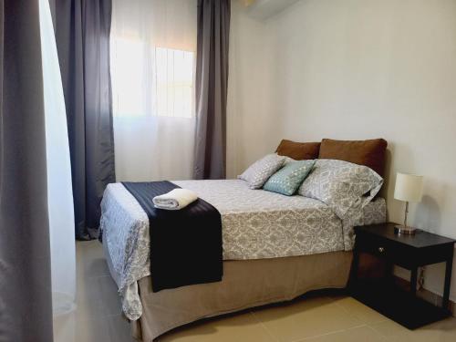 a bedroom with a bed and a window at Villa San Diego in San Pedro Sula