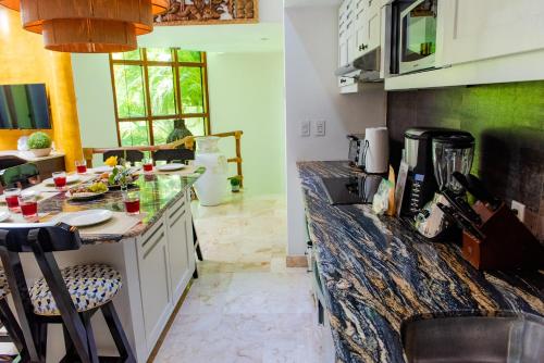 a kitchen with a counter and a counter top at Maya Villa Condo Hotel and Beachclub in Playa del Carmen