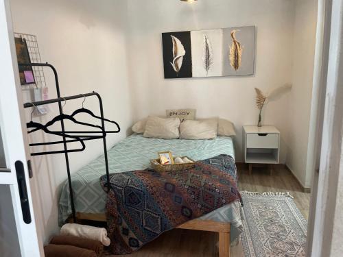 a small bedroom with a bed in a room at Depa planta baja a 10min del Aeropuerto 