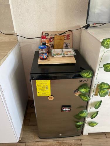 a small refrigerator with a counter on top of it at Depa planta baja a 10min del Aeropuerto 