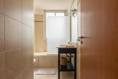 y baño con lavabo y bañera. en Fliphaus Melo 2000 - Lux 1 Bd Recoleta Mall en Buenos Aires