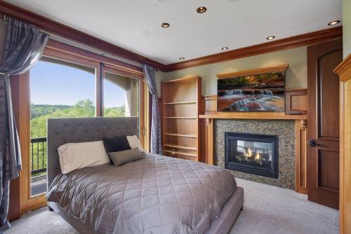 Giường trong phòng chung tại Luxury 7400 sq.ft Stunning Home Theater/Sleeps 18+