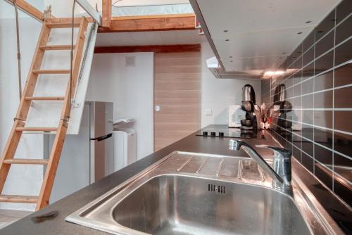 - une cuisine avec un évier et une échelle dans l'établissement Très beau studio idéalement situé centre ville, à La Ciotat